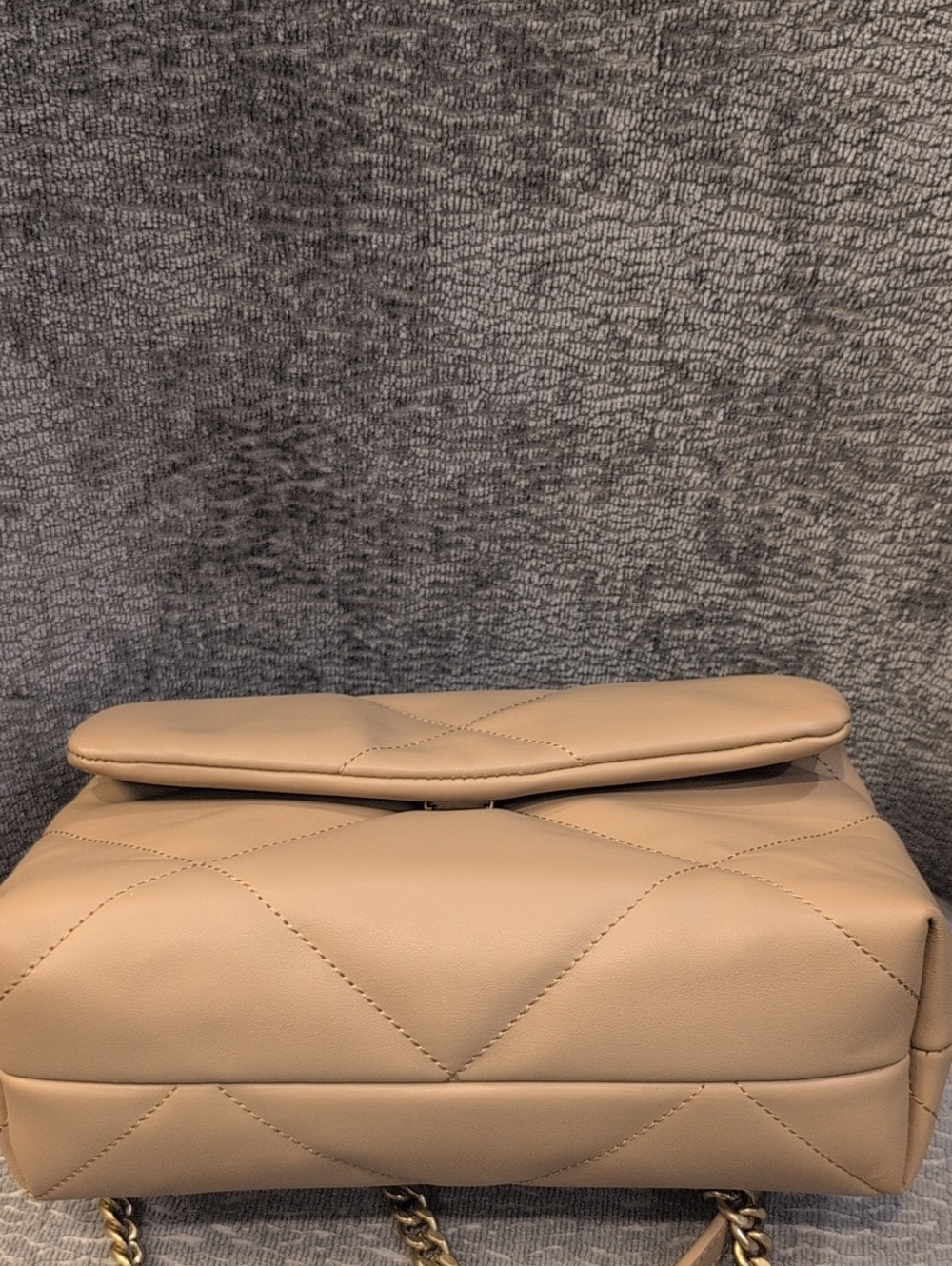 Quince Women's Italian Leather Diamond Quilted Shoulder Bag - Picture 14 of 14